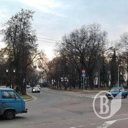 Чернігівський Вал освітлюють і вдень. ФотоФакт Чернігівський Вал освітлюють і вдень. ФотоФакт