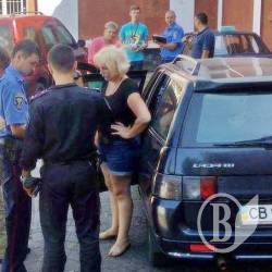 На дільниці в Чернігові підозрюють підкуп виборців. Фото На дільниці в Чернігові підозрюють підкуп виборців. Фото
