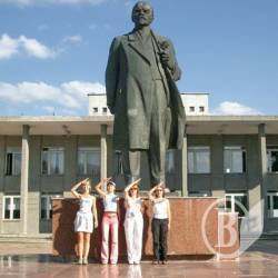 Статую Леніна таки хтось забажав придбати? Статую Леніна таки хтось забажав придбати?