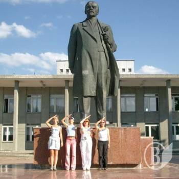 Статую Леніна таки хтось забажав придбати? Статую Леніна таки хтось забажав придбати?