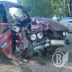 П’яна компанія розтрощила бетонний стовп і ВАЗ-21063. Фото П’яна компанія розтрощила бетонний стовп і ВАЗ-21063. Фото