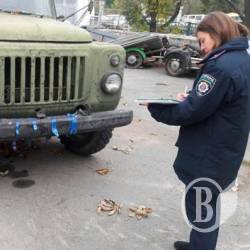 Браконьєри тікали й покинули ГАЗ-53 з дубом. Фото Браконьєри тікали й покинули ГАЗ-53 з дубом. Фото