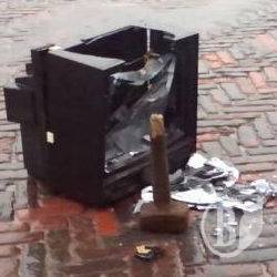 Зомбоящик з «Інтером» розбили на Красній площі. Фото