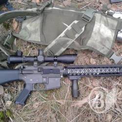 Троє цивільних з М-16 і ПМ хотіли «просочитися» у військову частину. Фото Троє цивільних з М-16 і ПМ хотіли «просочитися» у військову частину. Фото