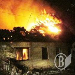 Пенсионер пытался гасить дом, но лишь обжегся Пенсионер пытался гасить дом, но лишь обжегся