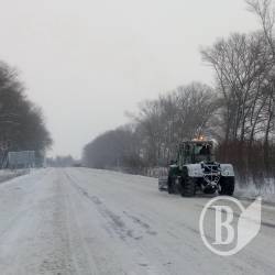 Дорожники чистят дороги и рассыпают свыше тысячи тонн песка за сутки Дорожники чистят дороги и рассыпают свыше тысячи тонн песка за сутки