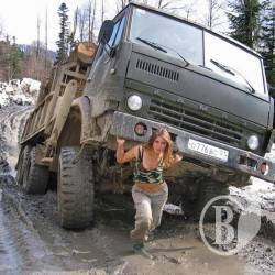 На улицах Чернигова спасатели вытянули из снега 5 грузовиков На улицах Чернигова спасатели вытянули из снега 5 грузовиков