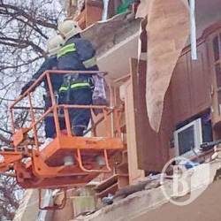 Рятувальники виймають речі з кімнат зруйнованого гуртожитку. ФотоФакт Рятувальники виймають речі з кімнат зруйнованого гуртожитку. ФотоФакт