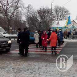 Селяни перекрили трасу Чернігів-Київ Селяни перекрили трасу Чернігів-Київ
