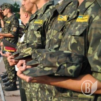 Чернігівських випускників військових кафедр призиватимуть на півтора роки Чернігівських випускників військових кафедр призиватимуть на півтора роки