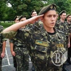 Випускників військових кафедр призиватимуть до армії з лютого Випускників військових кафедр призиватимуть до армії з лютого