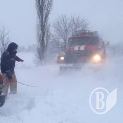 На київській трасі врятували зі снігу дві вантажівки На київській трасі врятували зі снігу дві вантажівки