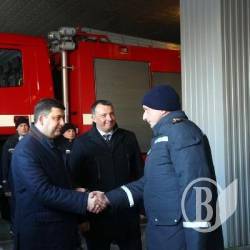 Гройсман пообіцяв рятувальникам збільшити зарплату на 2 тисячі гривень Гройсман пообіцяв рятувальникам збільшити зарплату на 2 тисячі гривень
