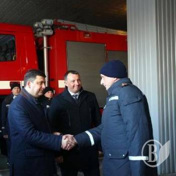 Гройсман пообіцяв рятувальникам збільшити зарплату на 2 тисячі гривень Гройсман пообіцяв рятувальникам збільшити зарплату на 2 тисячі гривень