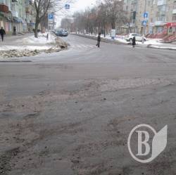 На вулиці Мазепи під асфальтом знайшли бруківку - фотофакт На вулиці Мазепи під асфальтом знайшли бруківку - фотофакт