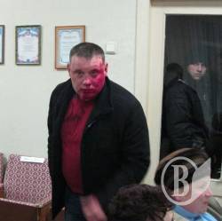У Ріпках на сесії розфарбували депутата - ФОТО У Ріпках на сесії розфарбували депутата - ФОТО