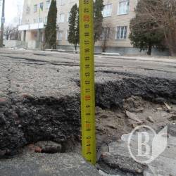 Асфальт зійшов разом зі снігом, або смерть автомобілю - відеорейд вулицями Чернігова Асфальт зійшов разом зі снігом, або смерть автомобілю - відеорейд вулицями Чернігова