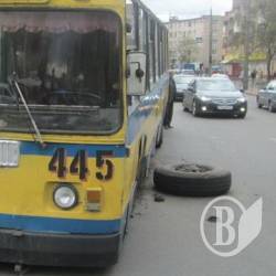 У тролейбуса відвалилося колесо У тролейбуса відвалилося колесо