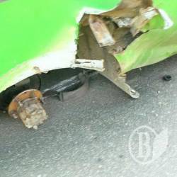 Чому у маршрутки відпало колесо й діра, немов британський прапор? Чому у маршрутки відпало колесо й діра, немов британський прапор?