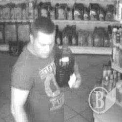 Впізнайте дядьків, що крадуть з магазину Впізнайте дядьків, що крадуть з магазину