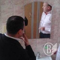 Начальник ЖКГ пропонує знімати його в клозеті. Зроблено! Начальник ЖКГ пропонує знімати його в клозеті. Зроблено!