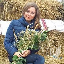 Toyota виставила авто… у полі на соломі Toyota виставила авто… у полі на соломі