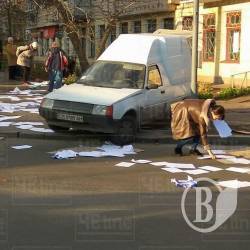 Без звичного світлофора не розминулись тролейбус, авто і архів Без звичного світлофора не розминулись тролейбус, авто і архів