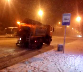 Завірюха в Чернігові. 16 машин розчищають місто уночі - відео Завірюха в Чернігові. 16 машин розчищають місто уночі - відео