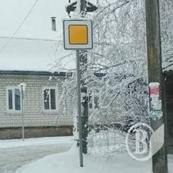 Дорожні знаки системно вішають раком-боком Дорожні знаки системно вішають раком-боком
