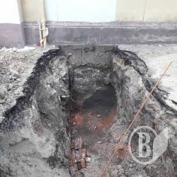 Дві доби «копає» водоканал на Кирпоноса. Завтра має закопати Дві доби «копає» водоканал на Кирпоноса. Завтра має закопати