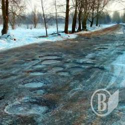 Маршрутний автобус в Чернігові долає ділянку побитої метеоритами поверхні Маршрутний автобус в Чернігові долає ділянку побитої метеоритами поверхні