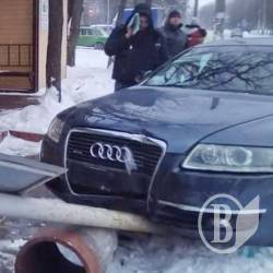 В Чернігові легковик влетів на зупинку автобуса В Чернігові легковик влетів на зупинку автобуса