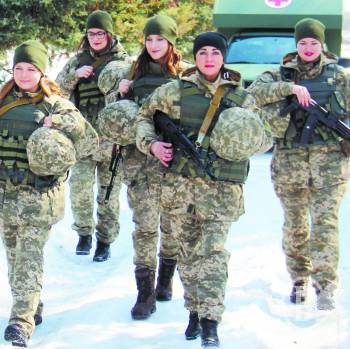 «Вони не змогли залишитися вдома», або Про переоцінку ролі жінки в українському війську «Вони не змогли залишитися вдома», або Про переоцінку ролі жінки в українському війську