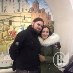 Двоє, що відчувають серцебиття віршів і дихають в унісон Двоє, що відчувають серцебиття віршів і дихають в унісон