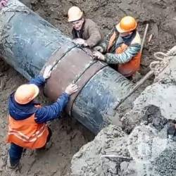 Водоканал залатує трубу 700 мм, але вода все ж буде брудна завдяки ЖРЕДам Водоканал залатує трубу 700 мм, але вода все ж буде брудна завдяки ЖРЕДам