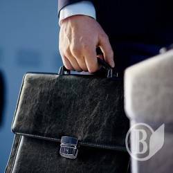 З України женуть 13 дипломатів РФ З України женуть 13 дипломатів РФ