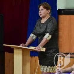 Ображена директор чомусь не може свідчити під присягою Ображена директор чомусь не може свідчити під присягою