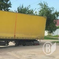 Рятувальники витягли фуру з провалля в асфальті Рятувальники витягли фуру з провалля в асфальті
