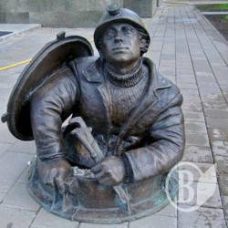 Вода «вистрибує» з-під кришки люка біля «Епіцентру» Вода «вистрибує» з-під кришки люка біля «Епіцентру»