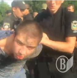 Тітушки перевізника влаштували кровопролиття в Сумській міськраді Тітушки перевізника влаштували кровопролиття в Сумській міськраді