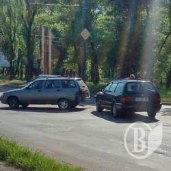 Зіткнулися два легковика на вулиці Мазепи в Чернігові Зіткнулися два легковика на вулиці Мазепи в Чернігові