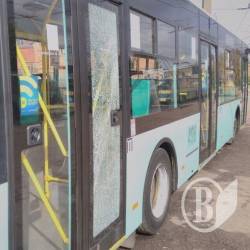 Вандали опробували на міць скло нового тролейбуса Вандали опробували на міць скло нового тролейбуса