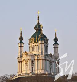 Невідомі у Києві кидали коктейлі Молотова в Андріївську церкву Невідомі у Києві кидали коктейлі Молотова в Андріївську церкву