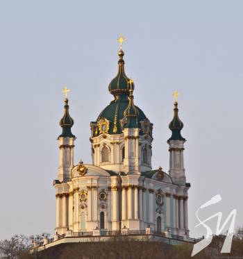 Невідомі у Києві кидали коктейлі Молотова в Андріївську церкву Невідомі у Києві кидали коктейлі Молотова в Андріївську церкву