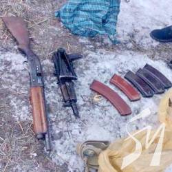 Виявлено домашній схрон автоматів з боєкомплектом Виявлено домашній схрон автоматів з боєкомплектом