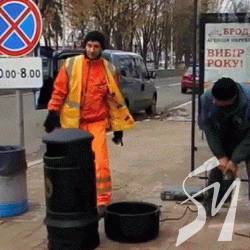 Нові чудернацькі урни встановлено в центрі Чернігова Нові чудернацькі урни встановлено в центрі Чернігова