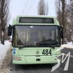 Радянський ВАЗ розтрощив двері тролейбуса в Чернігові Радянський ВАЗ розтрощив двері тролейбуса в Чернігові