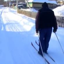 Дід бігає на лижах в 75, та й баба допомагає Дід бігає на лижах в 75, та й баба допомагає