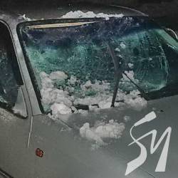 Бурулька потрощила авто Бурулька потрощила авто