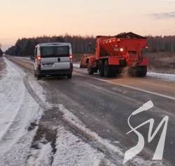 Шляхами Чернігівщини можна їхати. Десяток дорожників дочищали в неділю Шляхами Чернігівщини можна їхати. Десяток дорожників дочищали в неділю